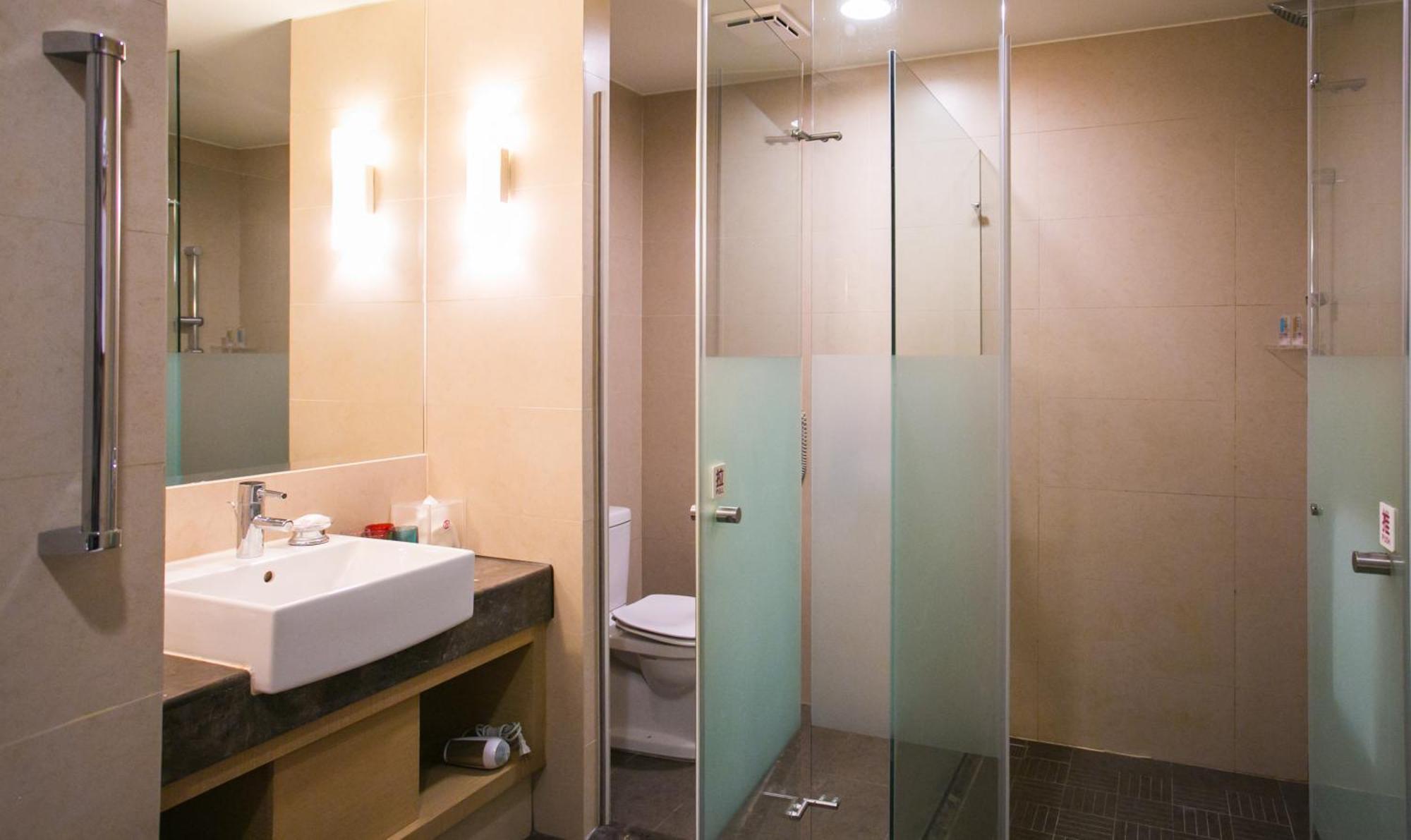 فندق إيه-ديه إيه رويال داشو المظهر الخارجي الصورة A shower enclosure