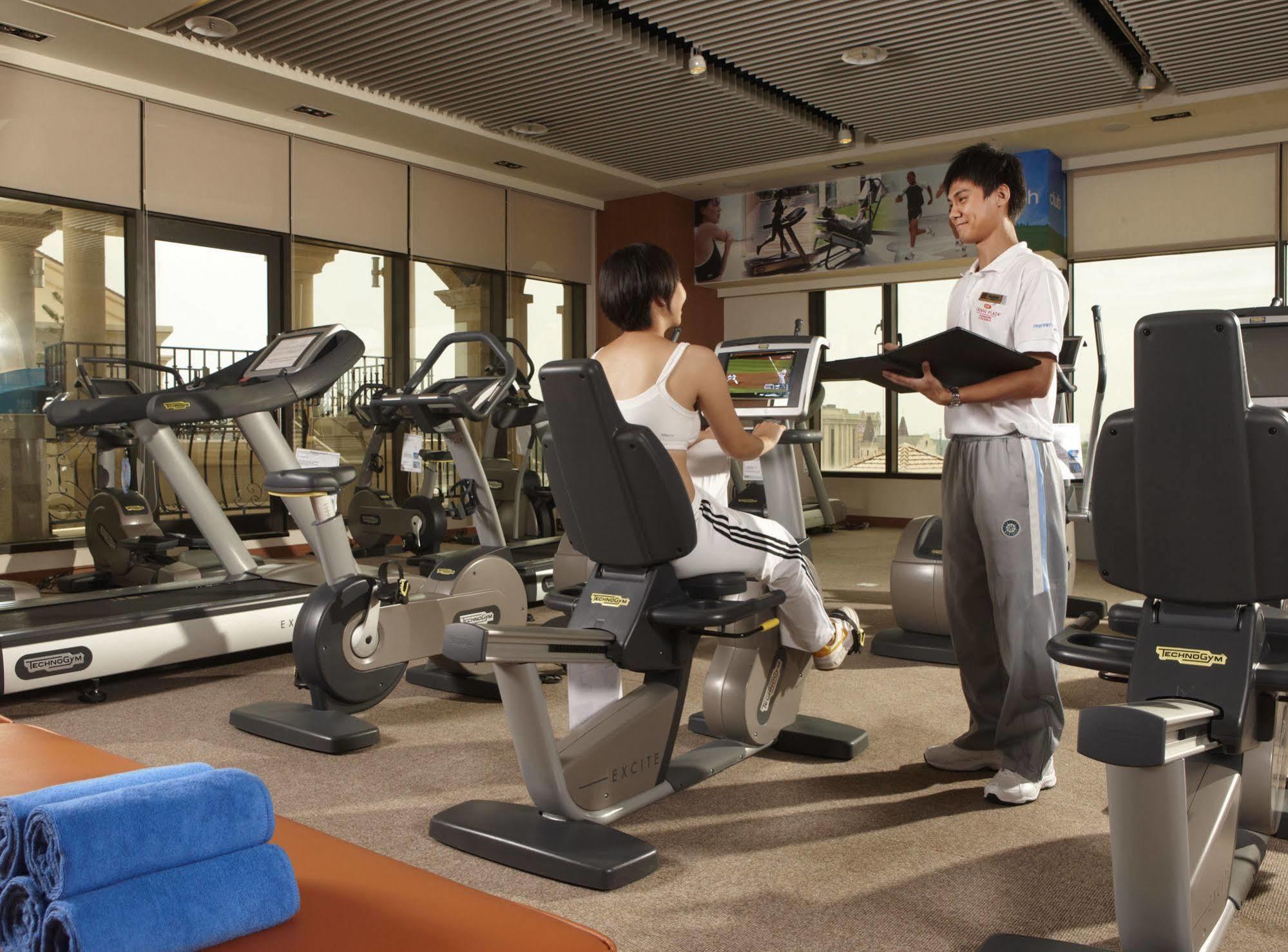 فندق إيه-ديه إيه رويال داشو المظهر الخارجي الصورة A personal trainer with a client